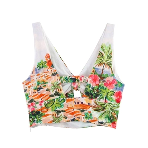 Haut court imprimé tropical pour femmes avec col en V et motifs sur fond blanc pur