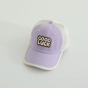 Details des atmungsaktiven Netzes und der Good Luck Bestickung auf der Kinderkappe