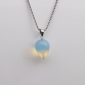 Vue détaillée du pendentif en opale goutte bleu-blanc avec sa chaîne torsadée