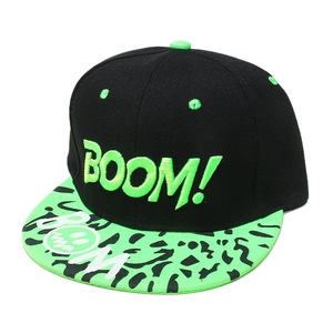 Detail der BOOM! 3D-Stickerei und Leopardenmuster auf einer schwarz-grünen Snapback-Cap