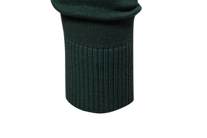 Détail macro du bord-côte vert foncé d'un pull pour homme en coton de qualité supérieure