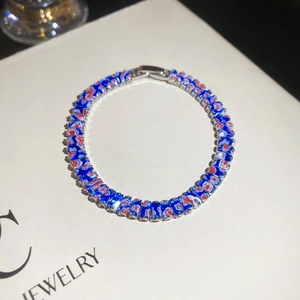 Détail d'un bracelet en cristal de zircon avec mosaïque rouge bleu blanc et fermoir métal