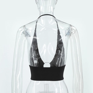 Détail arrière d'un crop top noir dos nu à licou sur un mannequin féminin transparent