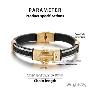 Dettaglio del bracciale multistrato in pelle da uomo con ancora d'oro e cavi