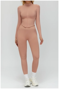 Détail d'un ensemble de yoga côtelé mauve avec veste zippée et legging taille haute