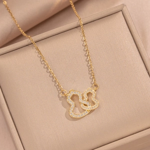 Collier double gourde doré en titane serti de zircons sur un écrin de luxe champagne