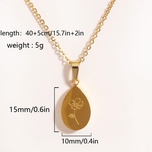 Vue détaillée d'un pendentif goutte doré avec gravure florale et dimensions de l'article