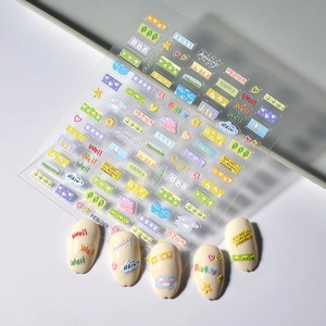 Vista macro di adesivi 3D per unghie in rilievo con stelle, cuori e nuvole in colori vivaci