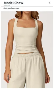 Dettaglio del gilet da yoga beige avena e pantaloni con coulisse su un modello