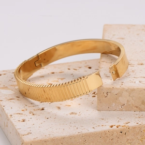 Minimalist 304 stainless steel gold bangle featuring striped texture and smooth mirror finish