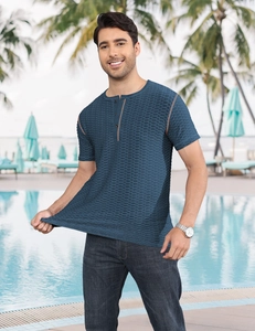 Dettaglio della maglia Henley da uomo blu scuro con trama a nido d'ape traspirante