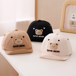 Détails de casquettes de bébé avec écussons d'ours en 3D en kaki, noir et beige clair