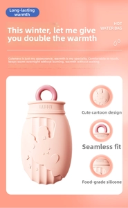 Dettaglio della borsa dell'acqua calda in silicone rosa a forma di coniglio con texture