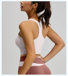 Vue détaillée de l'ensemble brassière de sport rose et pantalon de yoga taille haute