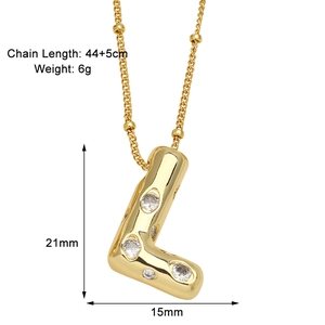 Détails et dimensions du collier avec pendentif lettre L dorée et zircons