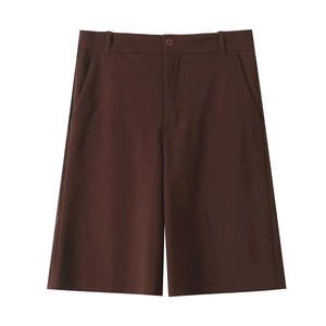 Détail du short taille haute café foncé avec un tombé fluide et une coupe jambe large