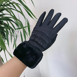 Guanti invernali da donna con bordo in pelliccia sintetica e design trapuntato antivento