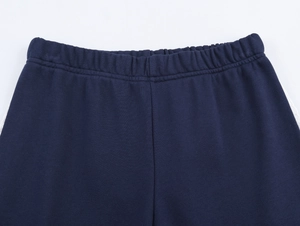 Détail du pantalon en maille bleu marine avec taille plissée élastique et texture fine