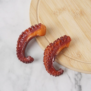 Realistisch PVC octopus tentakels model op houten dienblad met marmeren decor