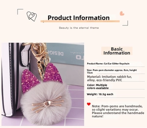 Detail des grauen Kunstkaninchenfell-Pompons mit lila Pailletten-Katzenohren und Goldclip