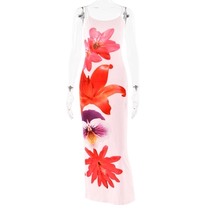 Robe longue moulante sans manches rose clair avec des imprimés floraux colorés