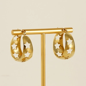 Boucles d'oreilles créoles en acier doré avec étoiles ajourées sur présentoir en T
