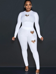 Set bianco due pezzi in maglia a coste con ritagli a cuore e strass scintillanti