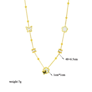 Collana in acciaio al titanio dorato con farfalla in conchiglia bianca e nappe