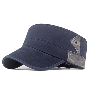 Dettaglio del berretto militare in cotone blu con inserto mimetico sul lato