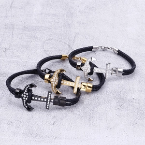 Bracelet nautique en cuir avec pendentif ancre serti de diamants en noir, or et argent