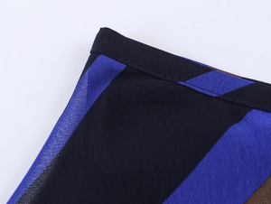 Detailaufnahme von asymmetrischem Midirock mit blau-braunem Streifenmuster