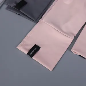 Détail de la manchette solaire avec maille aérée et étiquette tissée ICE COLD