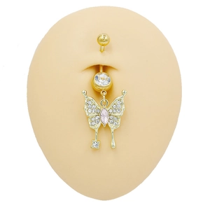 Détail d'un piercing de nombril papillon doré avec cristaux roses sur un modèle en silicone