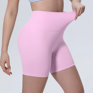 Gros plan du short de yoga rose taille haute montrant l'élasticité et le tissu sans couture