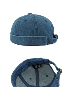 Dettaglio del cappello docker in denim lavato blu con fodera in cotone e cinturino regolabile