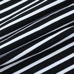 Gros plan sur le tissu côtelé rayé noir et blanc à haute densité et texture douce