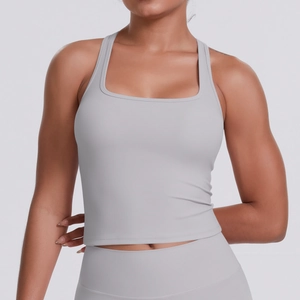 Gros plan d'un débardeur de yoga gris clair montrant la texture du tissu mat et doux