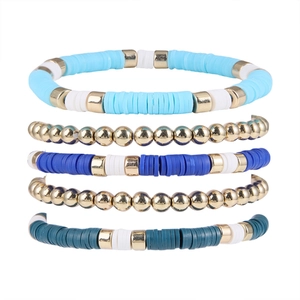 Détail du lot de 5 bracelets bohèmes élastiques avec perles Heishi colorées et dorées