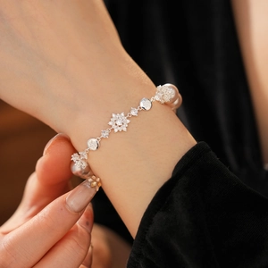Gros plan d'un bracelet flocon en zircon avec perles sur le poignet d'un mannequin
