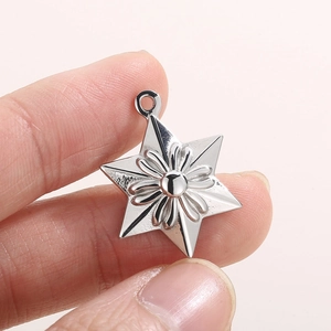 Pendentif étoile hexagramme en acier inoxydable style hip hop avec relief floral argent