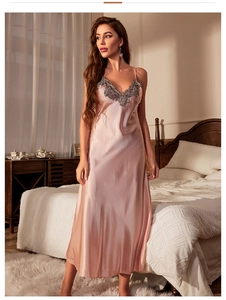 Dettaglio dell'elegante camicia da notte in raso rosa con pizzo floreale sullo scollo a V