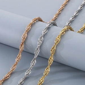 Vue détaillée des chaînes torsadées en acier inoxydable or 18 carats, argent et or rose