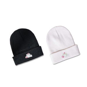 Ensemble de bonnets en tricot noir et blanc avec broderie mignonne fraise grenouille