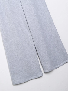 Détail du bas de pantalon de jogging en coton gris clair et texture du tissu tricoté