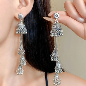 Détails de boucles d'oreilles Jhumka vintage en argent avec cloches et petites perles