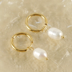 Orecchini a cerchio in acciaio placcato oro 18k con perle barocche bianche chic