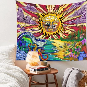 Détail de la tapisserie murale psychédélique avec soleil et motifs artistiques côtiers