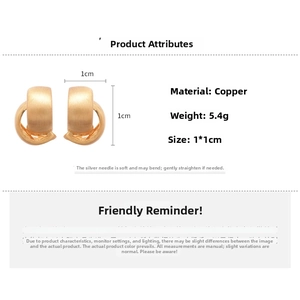 Detail of matte gold interlocking C-shape earrings showing 1x1cm size and 5.4g weight