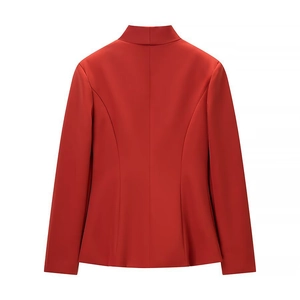 Vue arrière d'un blazer rouge cintré à col en V avec une coupe ajustée et structurée