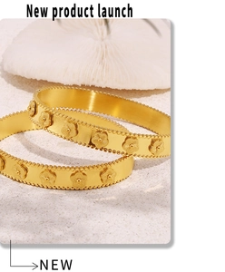 Dettaglio del bracciale placcato oro 18k con fiori a rilievo e bordo con perline